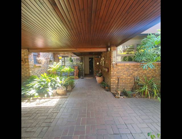 4 BEDROOM FREEHOLD FOR SALE IN PARKHILL GARDENS